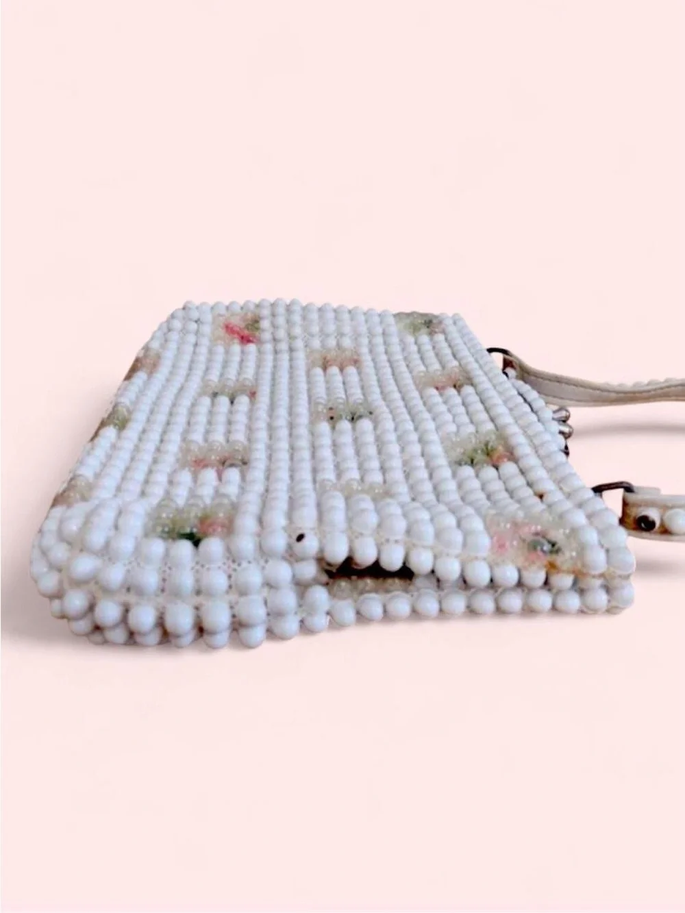 White Beaded Floral Frame-Top Kiss Lock Vintage Grandee Handbag
